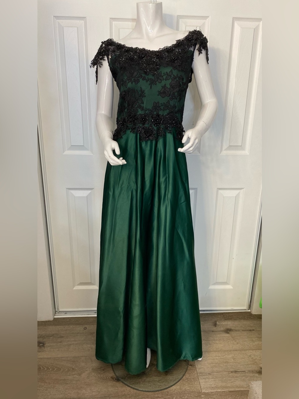 Elegant Off-Shoulder Emerald Green Formal Gown with Black Lace